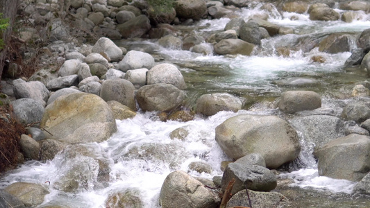 在这个美丽的山景中水级联流在岩石上流过石岩视频