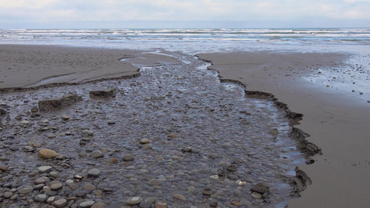 太平洋海岸小河水的迅速流淌沿着海滩奥林匹亚国家公园视频