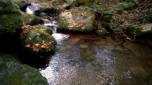 岩间山溪流视频