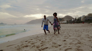 在海滩上奔跑的情侣6秒视频