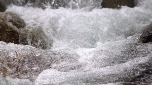 山河河流快速迅速涌现的水形式封闭式结水11秒视频