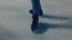 晚上在冰场溜冰慢动作夜里冷冰滑冰21秒视频