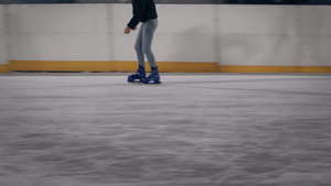 年轻女子在冰环上滑雪的腿15秒视频
