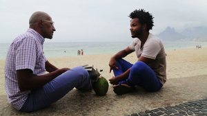 男人在沙滩上聊天17秒视频