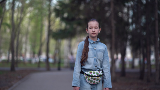 时髦的女孩在公园的街道上玩滑板视频