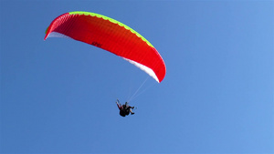 滑翔伞飞越更坚固的木屋瑞士6秒视频