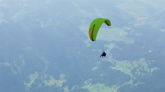 滑翔伞上方的苍蝇首先登山瑞士视频