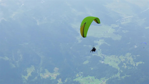 滑翔伞上方12秒视频