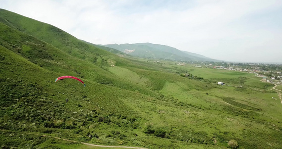 在山上滑翔绿地山视频