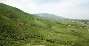 在山上滑翔绿地山14秒视频