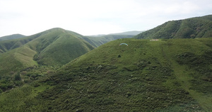 在山上滑翔绿地山28秒视频