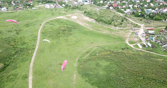 在山上滑翔绿地山视频