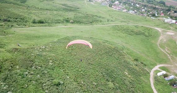 在山上滑翔绿地山视频