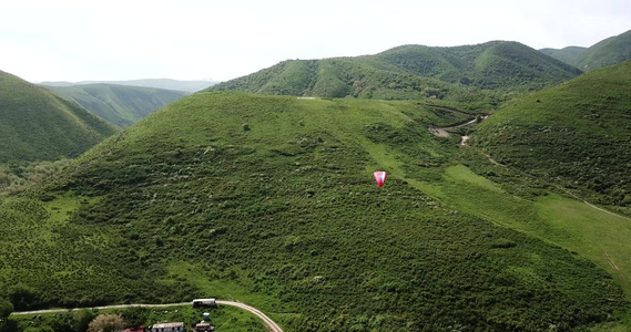 在山上滑翔绿地山视频