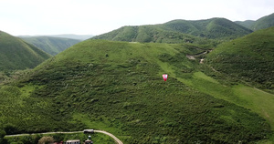 在山上滑翔绿地山8秒视频