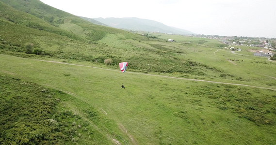 在山上滑翔绿地山视频