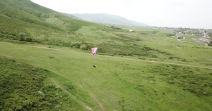 在山上滑翔绿地山40秒视频