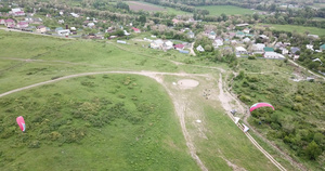 在山上滑翔绿地山45秒视频