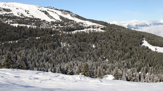 与滑雪度假村一道在山地谷下全景视频