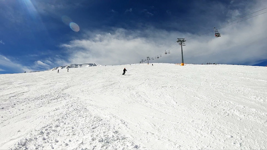 年轻男子滑雪从雪雪上爬山停下来阳光明媚的一天超慢动作视频