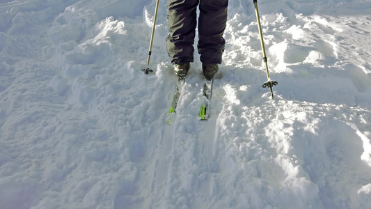 山丘后国家滑雪在雪上走来走去视频
