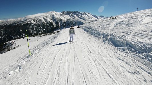 在高山高度滑雪路上跟踪一名有吸引力的妇女在视频