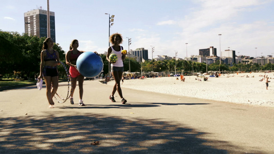妇女在海滩上带着运动器材散步视频