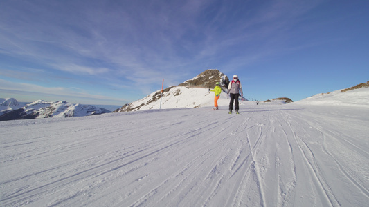 女孩们在滑雪雪和滑雪板上在山坡上滑雪视频