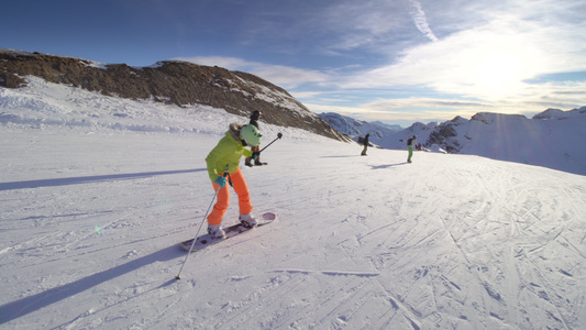 女孩有滑雪和雪橇推车互相帮助在斜坡上视频