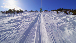 在阳光明媚的冬日在滑雪电梯上滑雪25秒视频