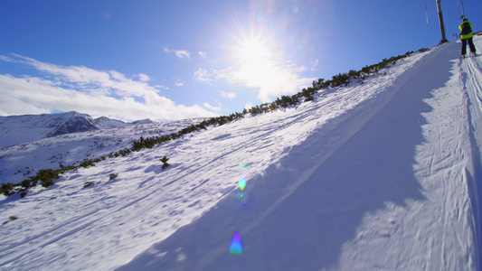 在滑雪坡上滑雪视频