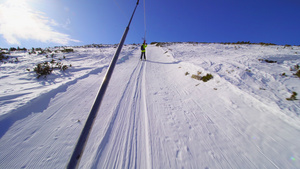 在阳光明媚的冬日在滑雪电梯上滑雪17秒视频