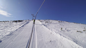 在阳光明媚的冬天日子里朋友们坐滑雪电梯25秒视频