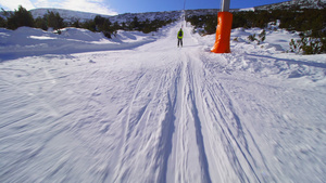 在阳光明媚的冬季日子里滑雪14秒视频