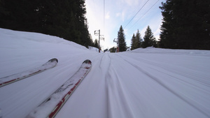 低角视图滑雪和雪靴及雪鞋11秒视频