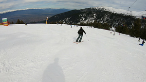 在滑雪坡上滑雪24秒视频