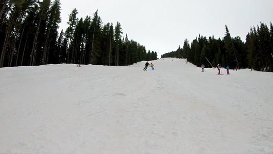 滑雪滑雪短曲向滑雪斜坡道倾斜超慢运动视频