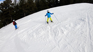 在山坡上滑雪慢动作时用安全头盔护目镜和杆子跟踪一个30秒视频