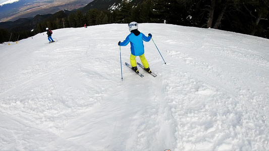 跟着小男孩滑雪的脚步在滑雪赛跑慢动作视频