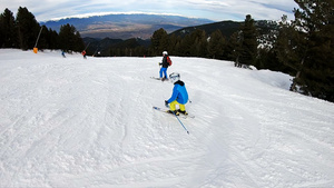 在雪山上滑雪慢动作慢运动45秒视频