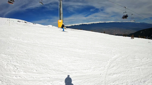 在短转滑雪坡下滑雪时慢动作快速运动慢动作视频