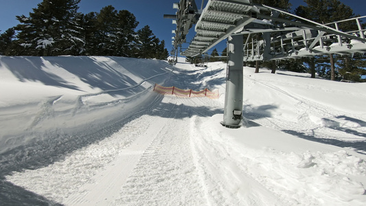 使用滑雪电梯和住起站的滑雪车视频