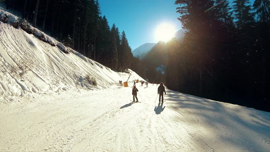日出时在斜坡上雕刻滑雪机的爪子超慢动作视频