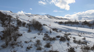 上山时高山滑雪斜坡的空中航向30秒视频