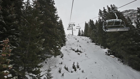 乘坐椅子行驶时高山滑雪斜坡的视图视频