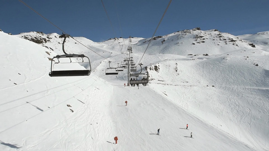 乘坐直升机行驶时高山滑雪斜坡的空中航向视频