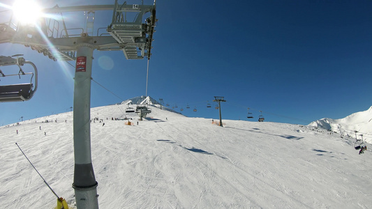在阳光明媚的日子里在一个滑雪度假胜地上登山视频