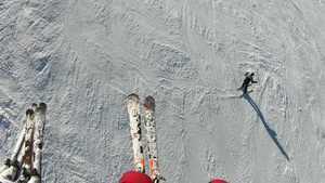 滑雪缆车上滑雪者的视角可以看到滑雪顶部和滑雪者在斜坡23秒视频