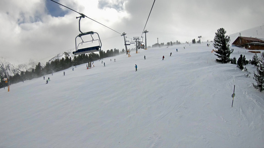 从滑雪升起到滑雪舞动的空中观景山峰顶有强烈的风和雪视频