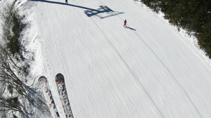 滑雪者在高山下滑雪13秒视频